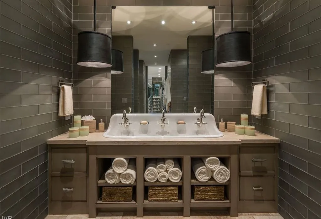 An Ultra-Rare Gated Lakefront Estate by NSM Construction and Dale Cox Esq. Offered at $47.5M 13 919 Lakeshore Blvd A Monumental Gated Lakefront Estate by NSM Construction and Dale Cox Esq. 9