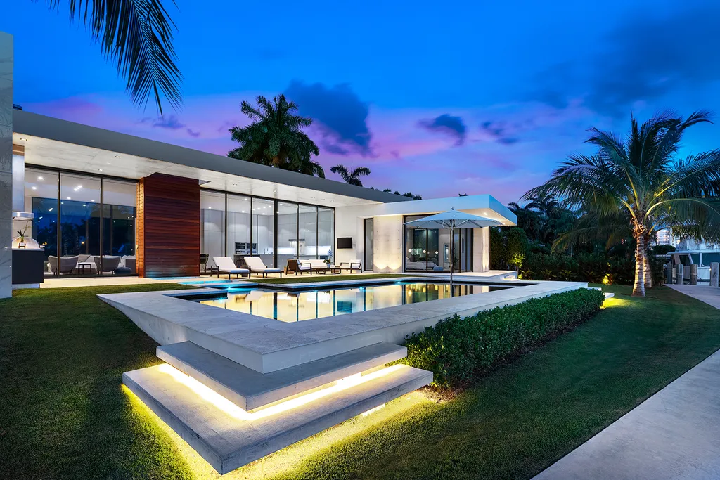 FT Lauderdale Residence by Choeff Levy Fischman, A Refined Waterfront Home Defined by Light and Flow 10 FT Lauderdale Residence by Choeff Levy Fischman A Refined Waterfront Home Defined by Light and Flow 3