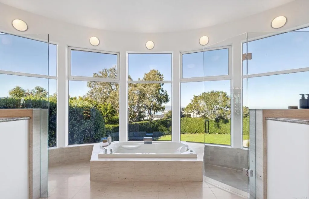 $8.995M Architectural Estate Captures Golden Gate, San Francisco Skyline, and Sweeping Water Views 24 Iconic Architectural Estate at 147 Gilmartin Drive Commands Golden Gate and SF Skyline Views at 8.995M 12