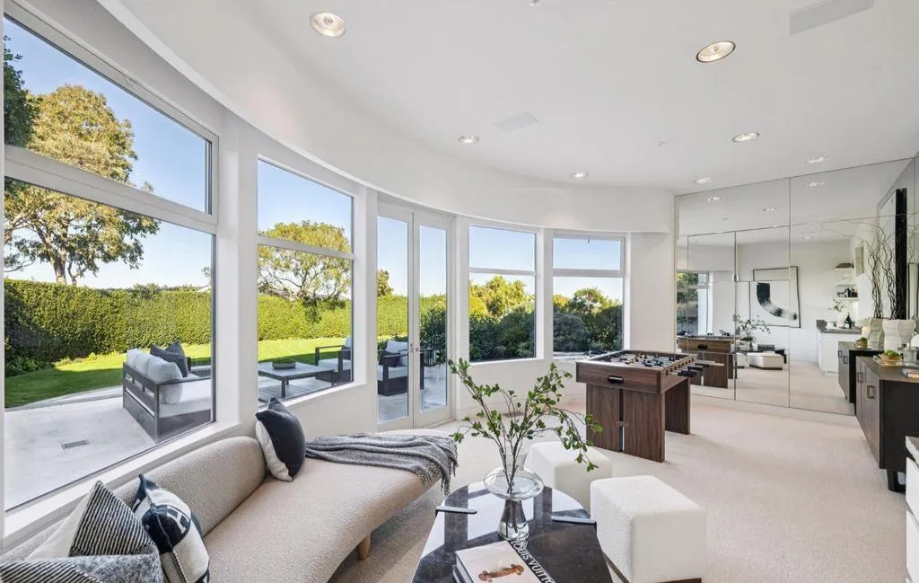 $8.995M Architectural Estate Captures Golden Gate, San Francisco Skyline, and Sweeping Water Views 15 Iconic Architectural Estate at 147 Gilmartin Drive Commands Golden Gate and SF Skyline Views at 8.995M 16