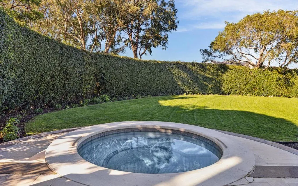 $8.995M Architectural Estate Captures Golden Gate, San Francisco Skyline, and Sweeping Water Views 17 Iconic Architectural Estate at 147 Gilmartin Drive Commands Golden Gate and SF Skyline Views at 8.995M 18