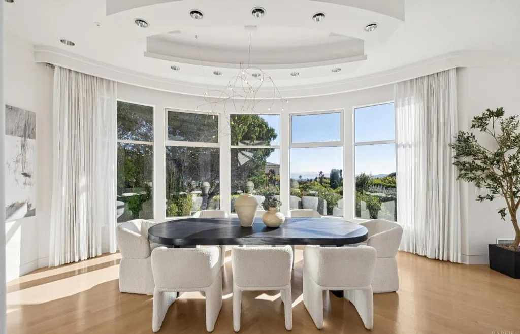 $8.995M Architectural Estate Captures Golden Gate, San Francisco Skyline, and Sweeping Water Views 9 Iconic Architectural Estate at 147 Gilmartin Drive Commands Golden Gate and SF Skyline Views at 8.995M 4