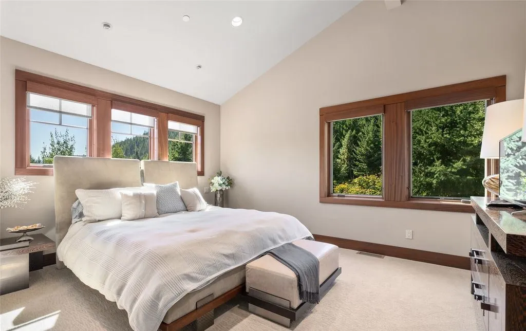 An Extraordinary Expression of Privacy and Sophistication in Washington, Priced at $4.699M 17 Inside 71 Quick Creek Lane an Extraordinary Washington Retreat Defined by Privacy and Prestige 15