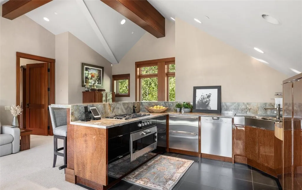 An Extraordinary Expression of Privacy and Sophistication in Washington, Priced at $4.699M 20 Inside 71 Quick Creek Lane an Extraordinary Washington Retreat Defined by Privacy and Prestige 18