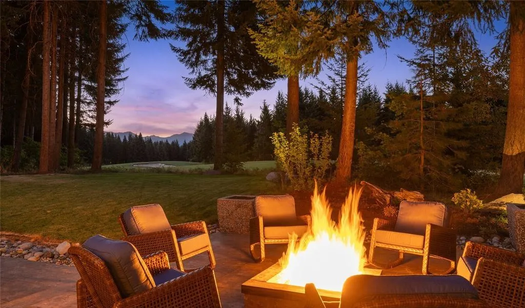 An Extraordinary Expression of Privacy and Sophistication in Washington, Priced at $4.699M 22 Inside 71 Quick Creek Lane an Extraordinary Washington Retreat Defined by Privacy and Prestige 22