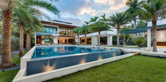 Palm Island Residence by Choeff Levy Fischman, A Waterfront Home Sculpted by Light and Landscape