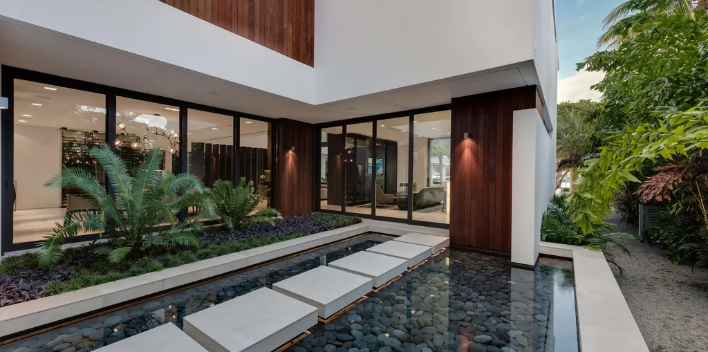 Palm Island Residence by Choeff Levy Fischman, A Waterfront Home Sculpted by Light and Landscape 10 Palm Island Residence by Choeff Levy Fischman A Waterfront Home Sculpted by Light and Landscape 9