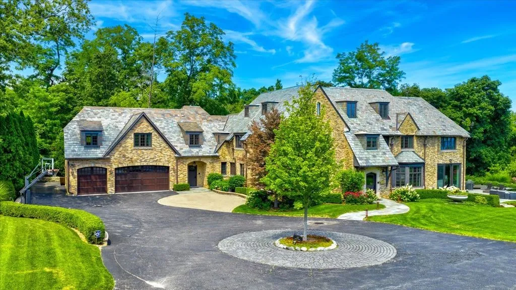 Grand and Serene: A $6.75 Million Estate Overlooking the Lake From 2.3 Lush Acres 7 117 Belle Ave A Breathtaking 6.75 Million Lakeview Estate Set on 2.3 Pristine Acres 3