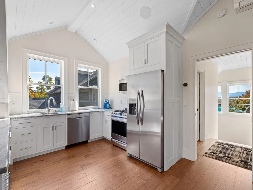 Secluded and Spectacular: This $6.85 Million New York Retreat Captures Endless Vistas 8 126 Forest Brook Rd A Breathtaking 6.85 Million New York Estate 11