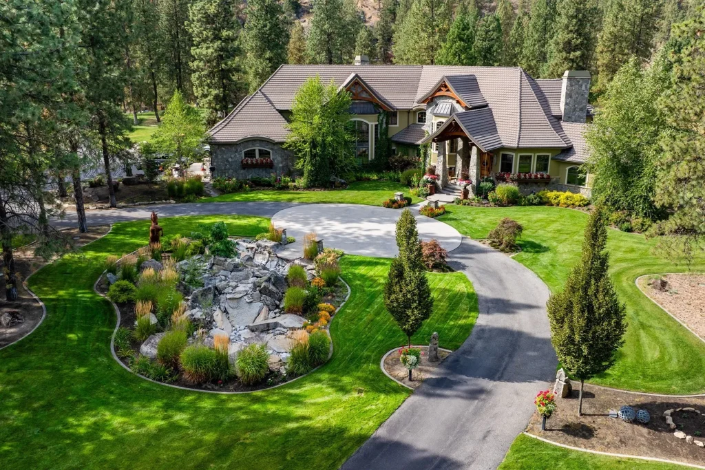 A Majestic 40-Acre Gated Estate Offering Unmatched Privacy and Presence in Washington at $7.95 Million 6 14124 N Boulder Park Ln A Majestic 40 Acre Gated Estate 2