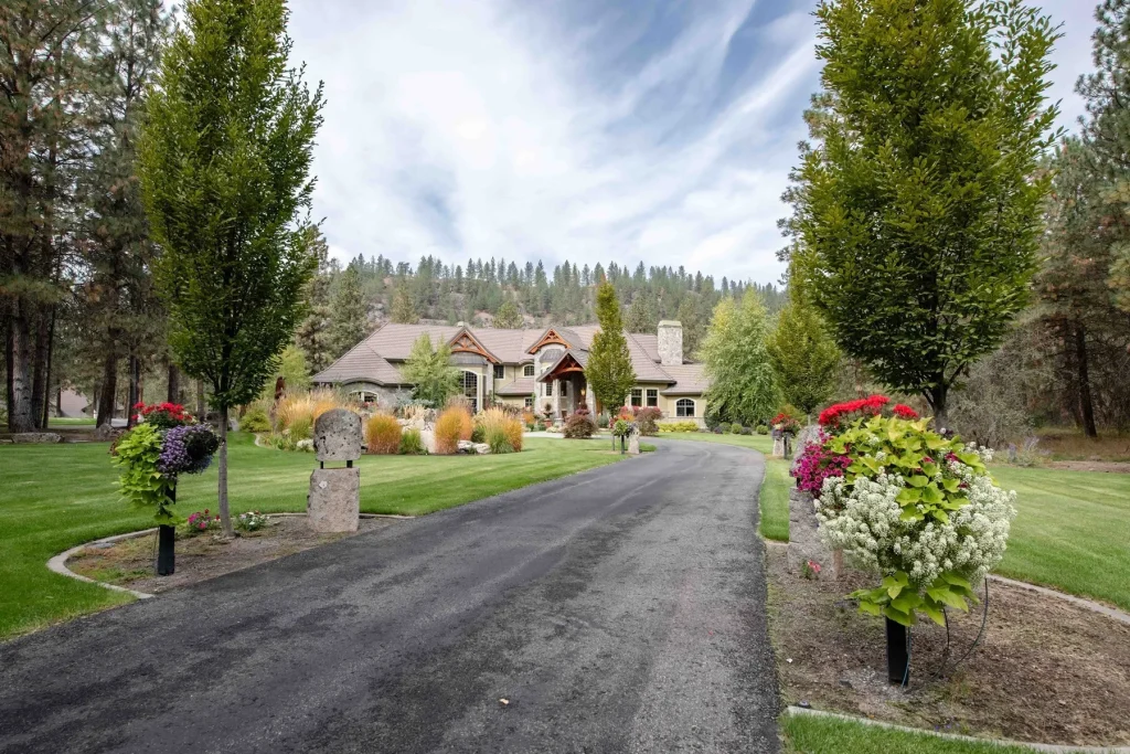 A Majestic 40-Acre Gated Estate Offering Unmatched Privacy and Presence in Washington at $7.95 Million 25 14124 N Boulder Park Ln A Majestic 40 Acre Gated Estate 24