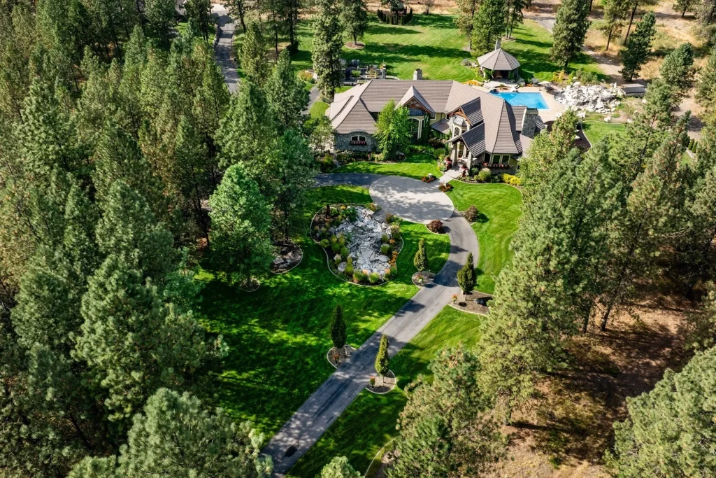 A Majestic 40-Acre Gated Estate Offering Unmatched Privacy and Presence in Washington at $7.95 Million 7 14124 N Boulder Park Ln A Majestic 40 Acre Gated Estate 3
