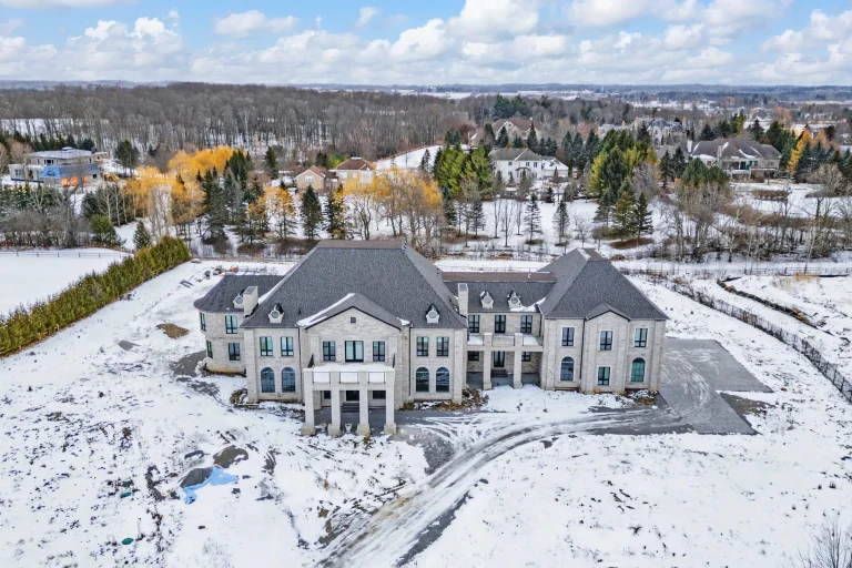 A World-Class Canadian Estate Offering Unmatched Luxury and Modern Infrastructure at C$15.49 Million