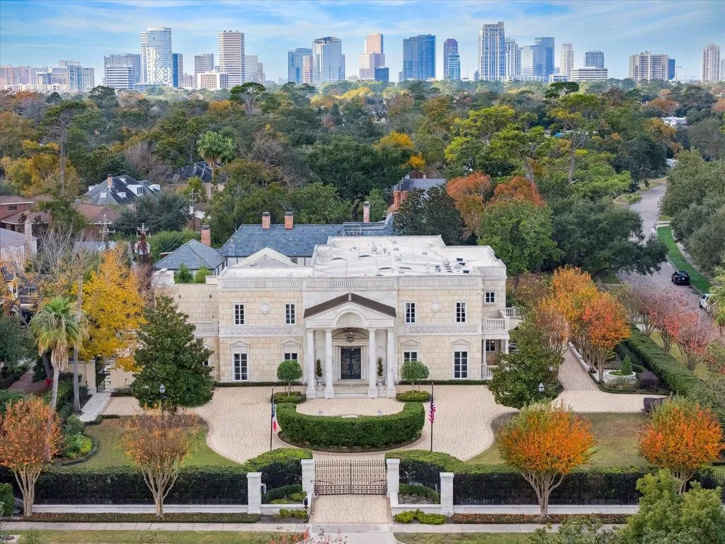 Designed by Eubanks Group Architects, This $16.5 Million Texas Estate Highlights Luxurious Living and Fine Millwork 5 1708 River Oaks Blvd A Stunning Texas Estate Designed by Eubanks Group Architects 1