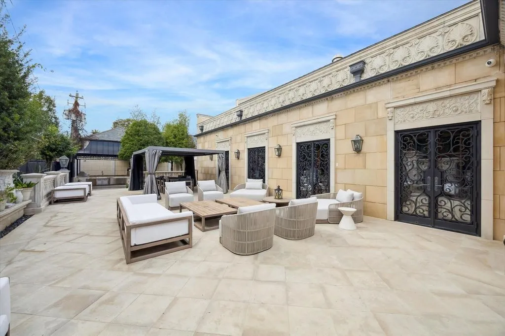 Designed by Eubanks Group Architects, This $16.5 Million Texas Estate Highlights Luxurious Living and Fine Millwork 28 1708 River Oaks Blvd A Stunning Texas Estate Designed by Eubanks Group Architects 24