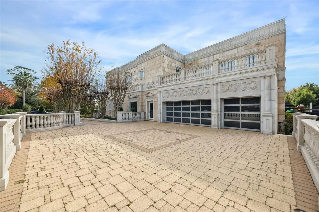 Designed by Eubanks Group Architects, This $16.5 Million Texas Estate Highlights Luxurious Living and Fine Millwork 29 1708 River Oaks Blvd A Stunning Texas Estate Designed by Eubanks Group Architects 25