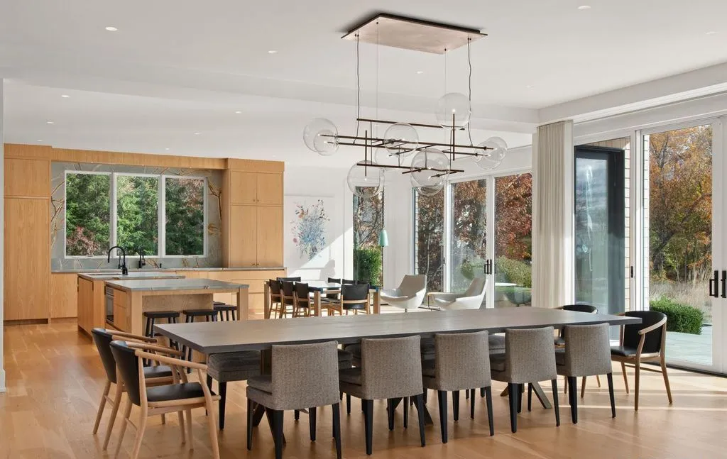 An Exceptional Waterfront Estate in Connecticut With Panoramic Views Asking $10.995 Million 21 19 Beachside Common A Breathtaking Waterfront Estate in Connecticut 10