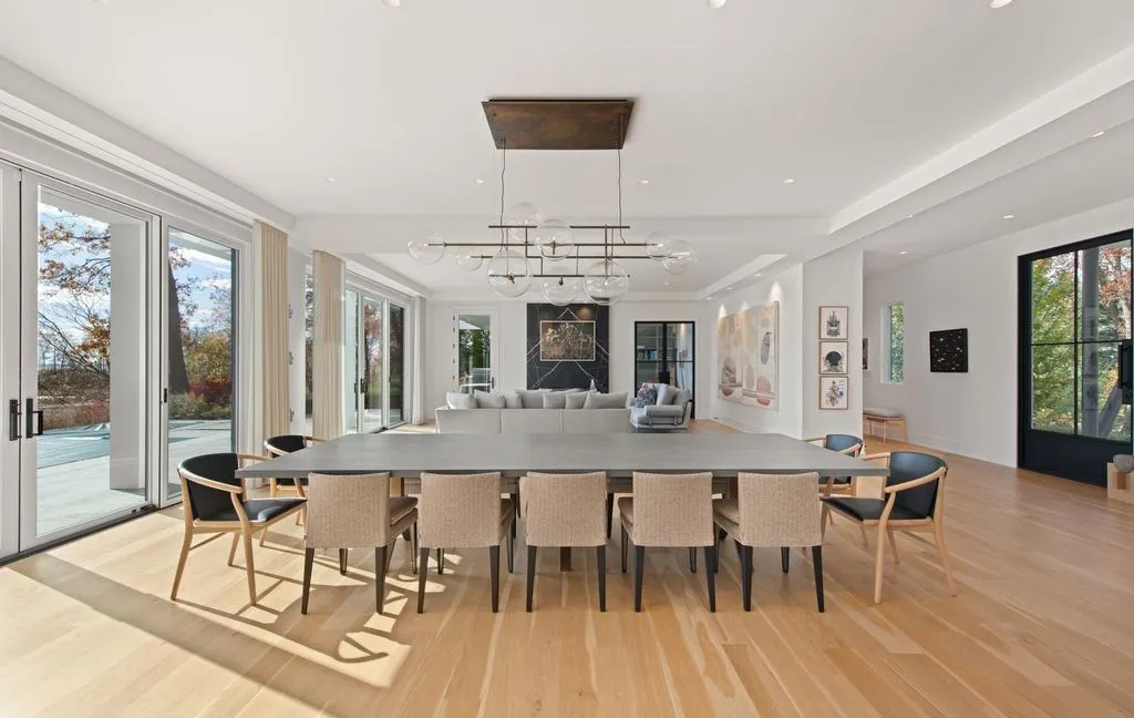 An Exceptional Waterfront Estate in Connecticut With Panoramic Views Asking $10.995 Million 22 19 Beachside Common A Breathtaking Waterfront Estate in Connecticut 11