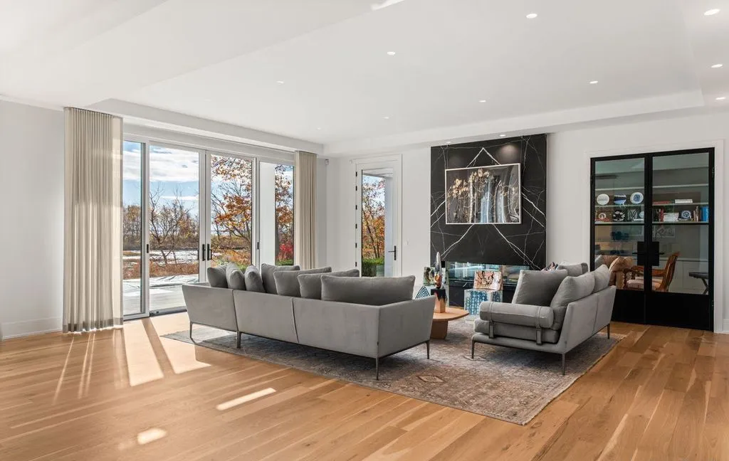 An Exceptional Waterfront Estate in Connecticut With Panoramic Views Asking $10.995 Million 23 19 Beachside Common A Breathtaking Waterfront Estate in Connecticut 12