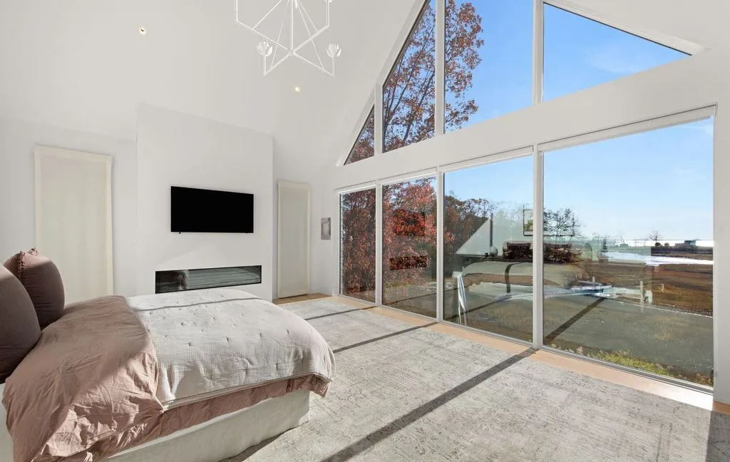 An Exceptional Waterfront Estate in Connecticut With Panoramic Views Asking $10.995 Million 26 19 Beachside Common A Breathtaking Waterfront Estate in Connecticut 16