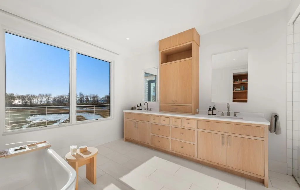 An Exceptional Waterfront Estate in Connecticut With Panoramic Views Asking $10.995 Million 27 19 Beachside Common A Breathtaking Waterfront Estate in Connecticut 17