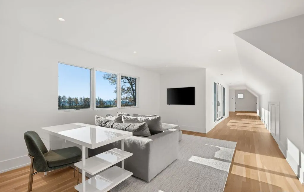 An Exceptional Waterfront Estate in Connecticut With Panoramic Views Asking $10.995 Million 30 19 Beachside Common A Breathtaking Waterfront Estate in Connecticut 20