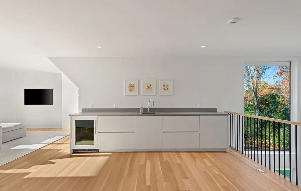 An Exceptional Waterfront Estate in Connecticut With Panoramic Views Asking $10.995 Million 31 19 Beachside Common A Breathtaking Waterfront Estate in Connecticut 21