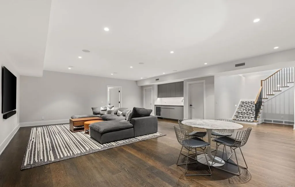 An Exceptional Waterfront Estate in Connecticut With Panoramic Views Asking $10.995 Million 13 19 Beachside Common A Breathtaking Waterfront Estate in Connecticut 22