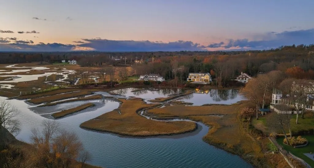 An Exceptional Waterfront Estate in Connecticut With Panoramic Views Asking $10.995 Million 18 19 Beachside Common A Breathtaking Waterfront Estate in Connecticut 28
