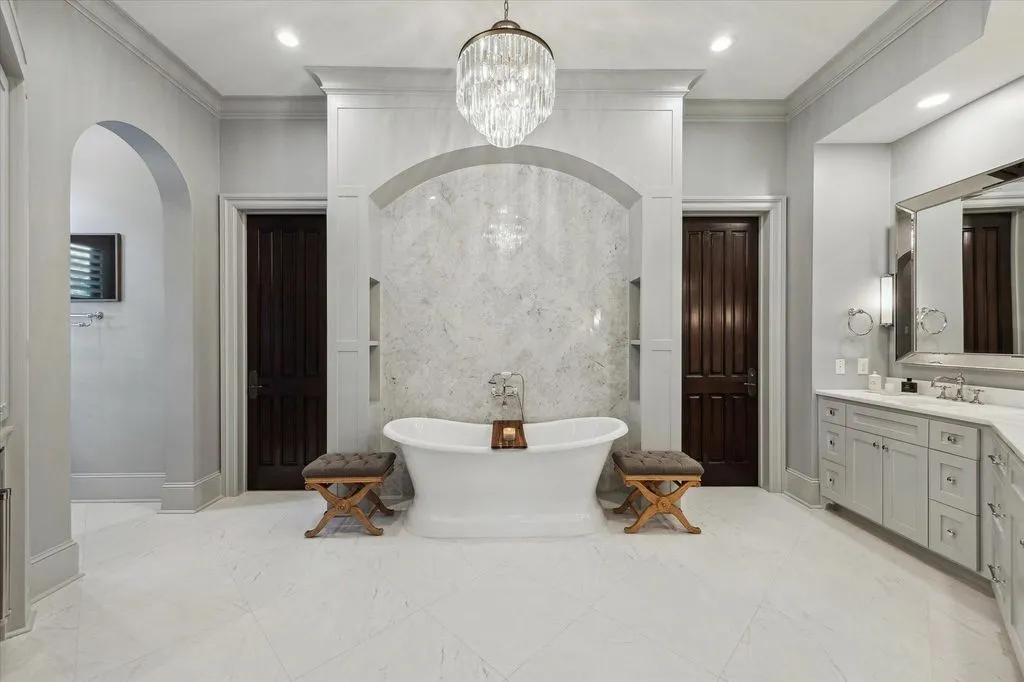 Robert Dame–Designed Texas Estate Offering Exceptional Privacy Asks $5.75 Million 25 20 Lacewood Ln a Remarkable Robert Dame–Designed Estate 15