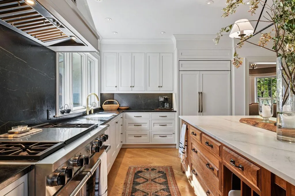 A Bruce Schmitt-Designed Minnesota Estate Asking $7.895 Million 14 2505 Cedar Point Dr A Spectacular Minnesota Estate 10