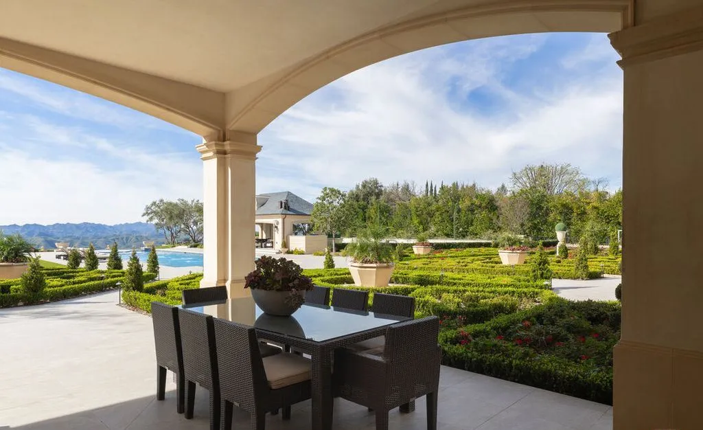 A Breathtaking Residence Offering Privacy and Panoramic Views Listed for $39.95 Million 16 25300 Prado De La Magia Unveils a Breathtaking Residence 12