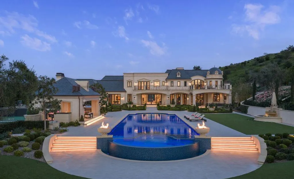 A Breathtaking Residence Offering Privacy and Panoramic Views Listed for $39.95 Million 8 25300 Prado De La Magia Unveils a Breathtaking Residence 4