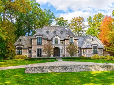 Lou DesRosiers–Designed Michigan Residence Listed for $5.499 Million 1 341 Lowell Ct A Stunning Lou DesRosiers–Designed Residence 1