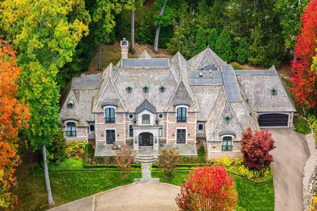 Lou DesRosiers–Designed Michigan Residence Listed for $5.499 Million 27 341 Lowell Ct A Stunning Lou DesRosiers–Designed Residence 25