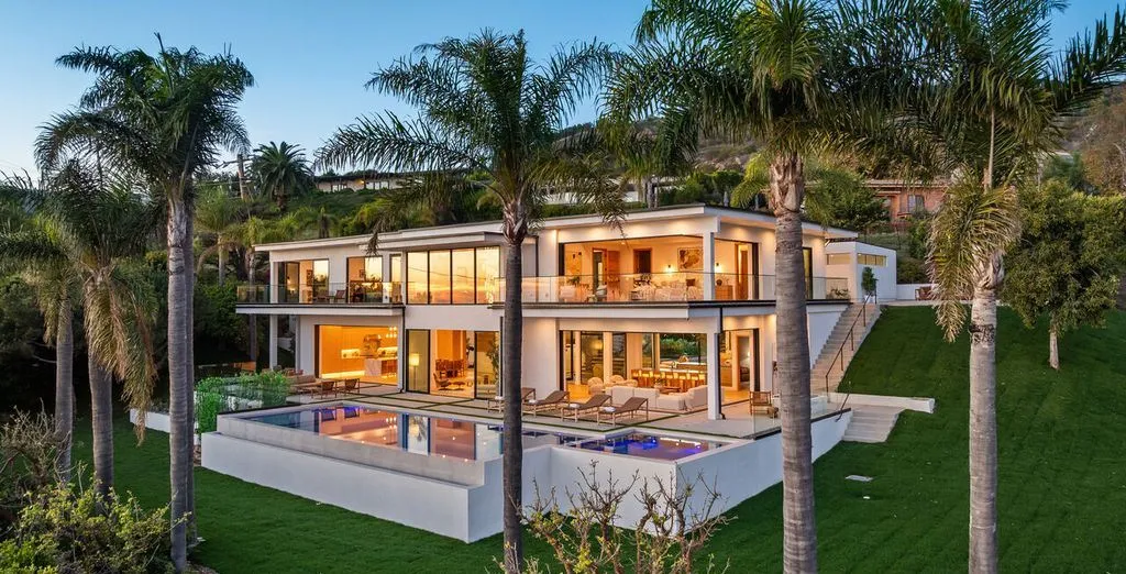 A Spectacular New Malibu Haven Offering Unrivaled Privacy and Seamless Coastal Flow 5 4732 Avenida Del Mar An Exquisite Malibu Sanctuary Delivering Coastal Sophistication and Effortless Flow 1