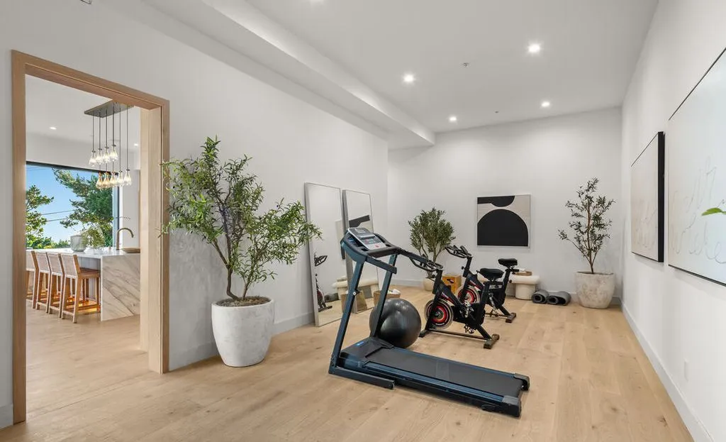 A Spectacular New Malibu Haven Offering Unrivaled Privacy and Seamless Coastal Flow 17 4732 Avenida Del Mar An Exquisite Malibu Sanctuary Delivering Coastal Sophistication and Effortless Flow 11