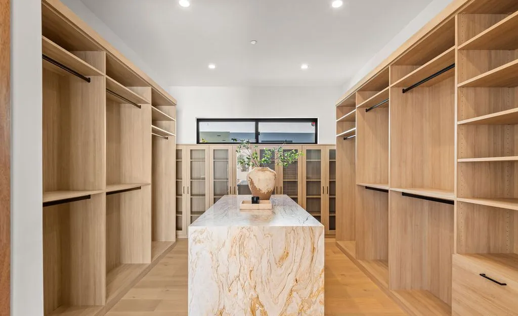 A Spectacular New Malibu Haven Offering Unrivaled Privacy and Seamless Coastal Flow 18 4732 Avenida Del Mar An Exquisite Malibu Sanctuary Delivering Coastal Sophistication and Effortless Flow 14