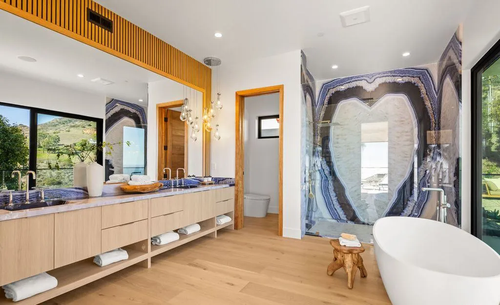 A Spectacular New Malibu Haven Offering Unrivaled Privacy and Seamless Coastal Flow 19 4732 Avenida Del Mar An Exquisite Malibu Sanctuary Delivering Coastal Sophistication and Effortless Flow 15