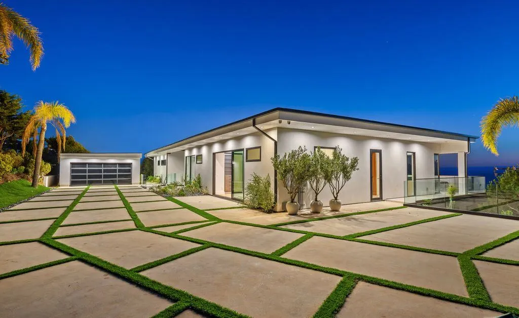 A Spectacular New Malibu Haven Offering Unrivaled Privacy and Seamless Coastal Flow 29 4732 Avenida Del Mar An Exquisite Malibu Sanctuary Delivering Coastal Sophistication and Effortless Flow 23