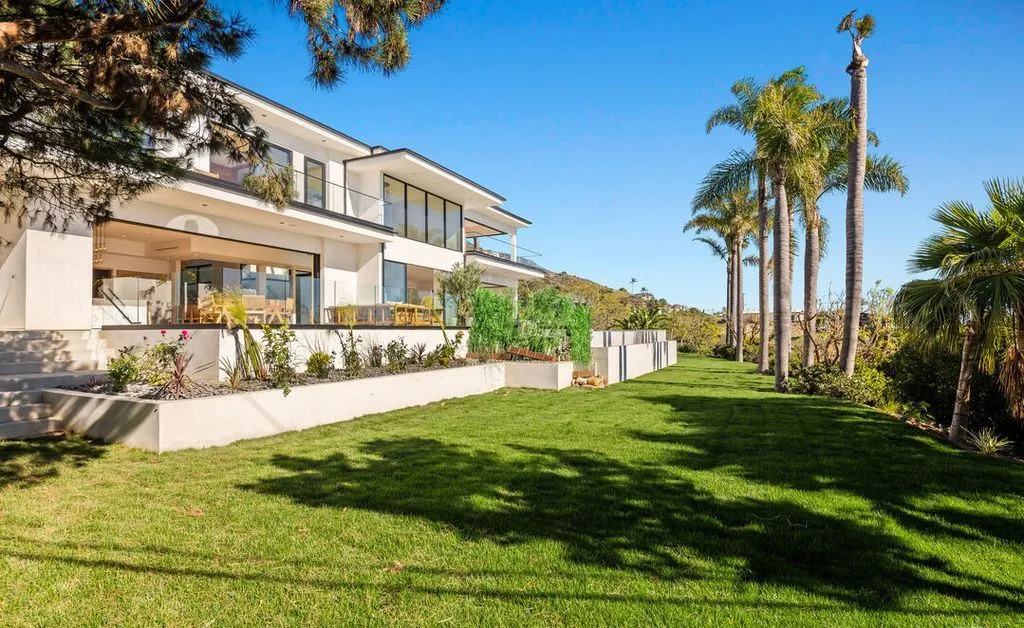 A Spectacular New Malibu Haven Offering Unrivaled Privacy and Seamless Coastal Flow 30 4732 Avenida Del Mar An Exquisite Malibu Sanctuary Delivering Coastal Sophistication and Effortless Flow 24