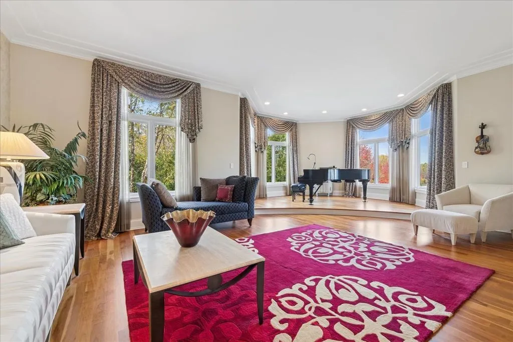 Resort-Style Living Defines This $2,495,000 Spectacular Estate in Illinois 11 51 Brinker Rd A Jaw Dropping Illinois Estate Offering Resort Style Living 10