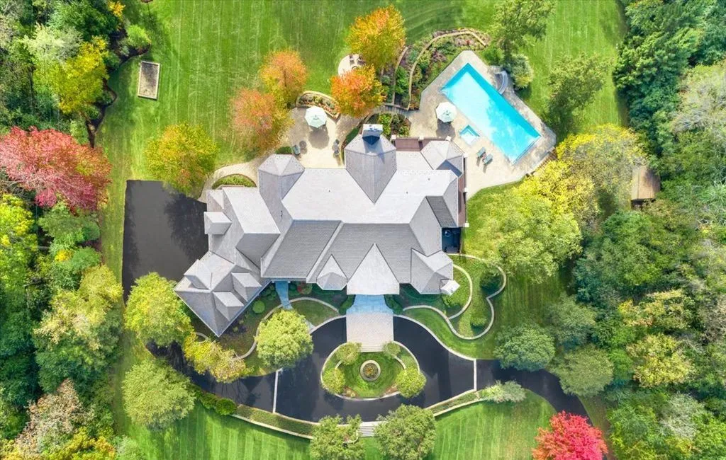 Resort-Style Living Defines This $2,495,000 Spectacular Estate in Illinois 24 51 Brinker Rd A Jaw Dropping Illinois Estate Offering Resort Style Living 5
