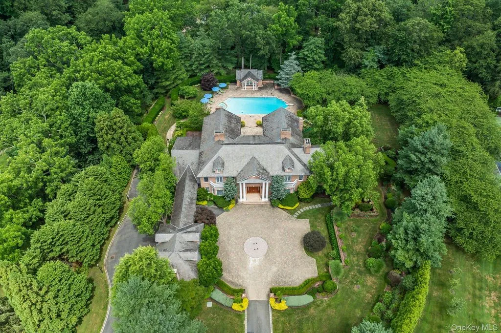 A Refined New York Residence Where Grandeur Meets Thoughtful Functionality at $10.8 Million 5 660 Chicken Valley Road A Distinguished New York Estate Where Grandeur Meets Functionality 1