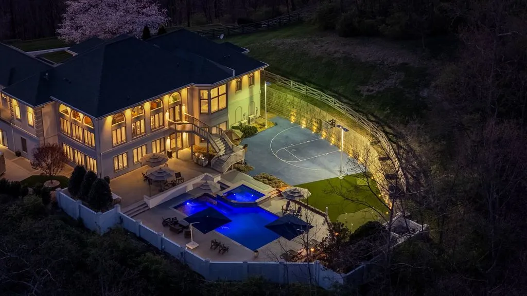 In Tennessee, a Distinguished Residence Stands at the Pinnacle of Luxury and Craftsmanship at $4.225 Million 5 720 Valhalla Ln An Exceptional Tennessee Estate 1