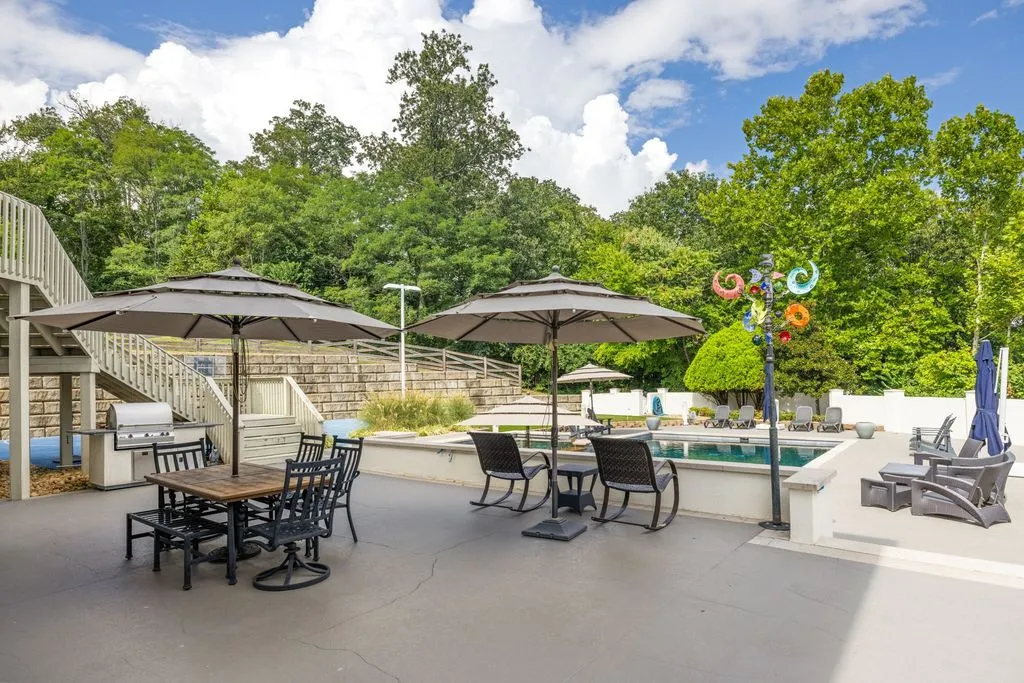 In Tennessee, a Distinguished Residence Stands at the Pinnacle of Luxury and Craftsmanship at $4.225 Million 17 720 Valhalla Ln An Exceptional Tennessee Estate 10