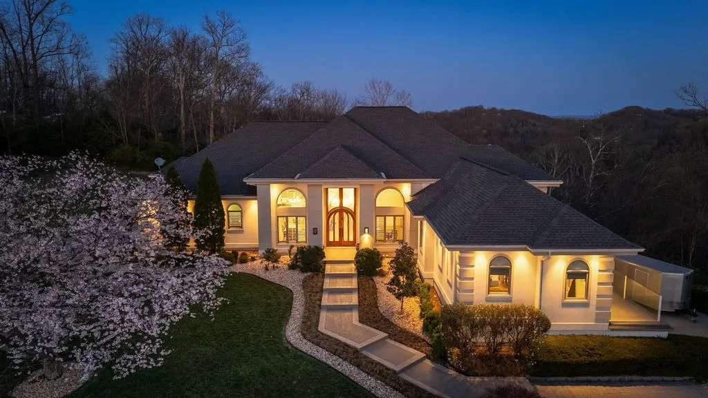 In Tennessee, a Distinguished Residence Stands at the Pinnacle of Luxury and Craftsmanship at $4.225 Million 7 720 Valhalla Ln An Exceptional Tennessee Estate 3