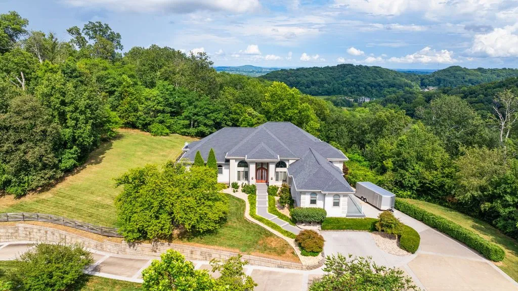 In Tennessee, a Distinguished Residence Stands at the Pinnacle of Luxury and Craftsmanship at $4.225 Million 8 720 Valhalla Ln An Exceptional Tennessee Estate 4