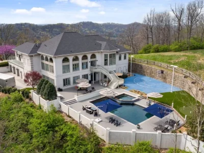 In Tennessee, a Distinguished Residence Stands at the Pinnacle of Luxury and Craftsmanship at $4.225 Million 1 720 Valhalla Ln An Exceptional Tennessee Estate 6