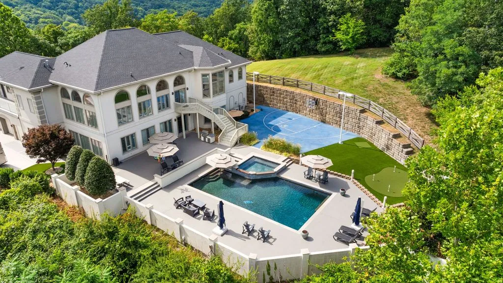 In Tennessee, a Distinguished Residence Stands at the Pinnacle of Luxury and Craftsmanship at $4.225 Million 14 720 Valhalla Ln An Exceptional Tennessee Estate 7